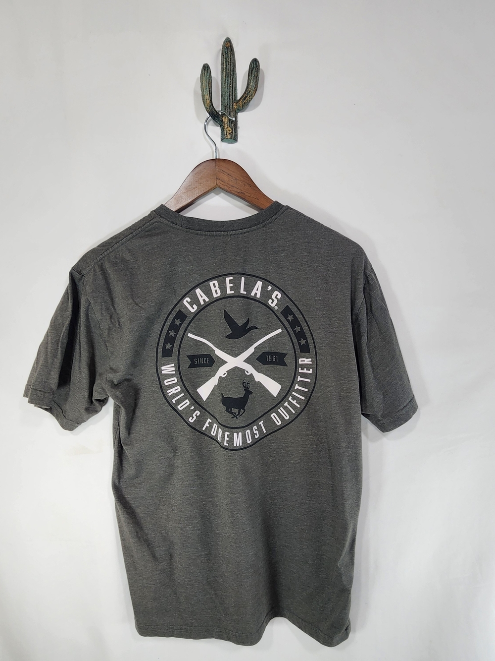 Cabela's Graphic Tee Men's Size Small Gray World's Foremost Outfitter